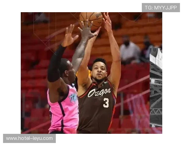 奥拉迪波无球跑动制造空位，防守压迫力改变对手进攻节奏