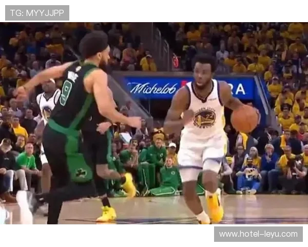 替补犯规判罚规则拆解：何时该罚犯规球员或替补席？