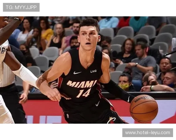 泰勒·希罗突破创造机会提升季后赛关键时刻得分效率