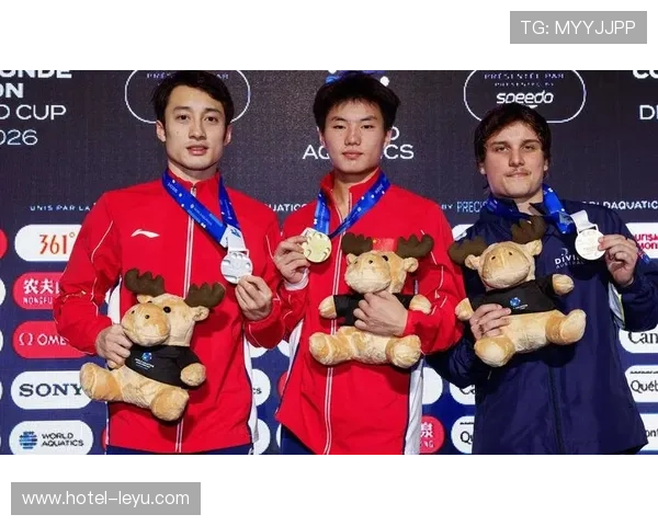 练俊杰的日常真不像练球的，昨天居然穿着拖鞋去开发布会？